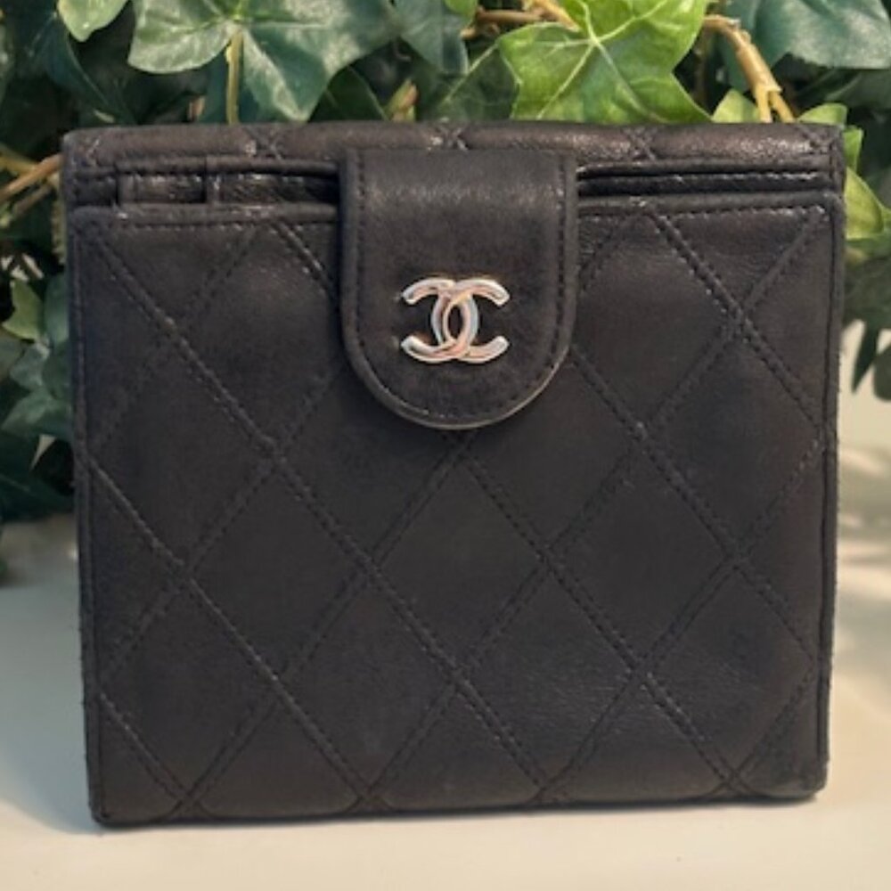 Chanel Classic Quilted Lambskin Compact Wallet (1994–1996) - Picture 2 of 12